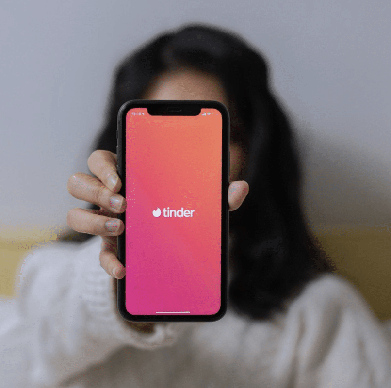 Frau hat Tinder auf dem Handy