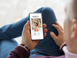 Mann nutzt Tinder