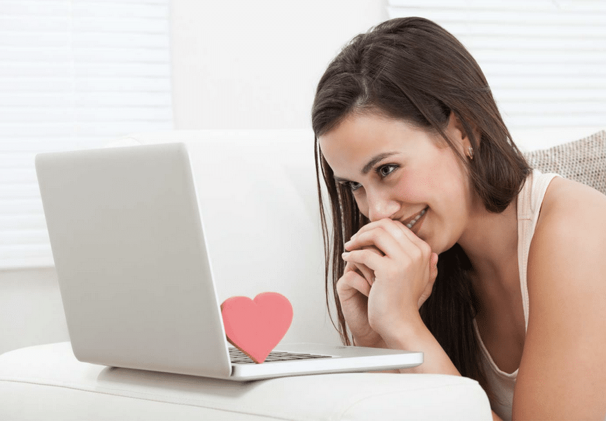 Frau freut sich über eine Nachricht in einer Dating App