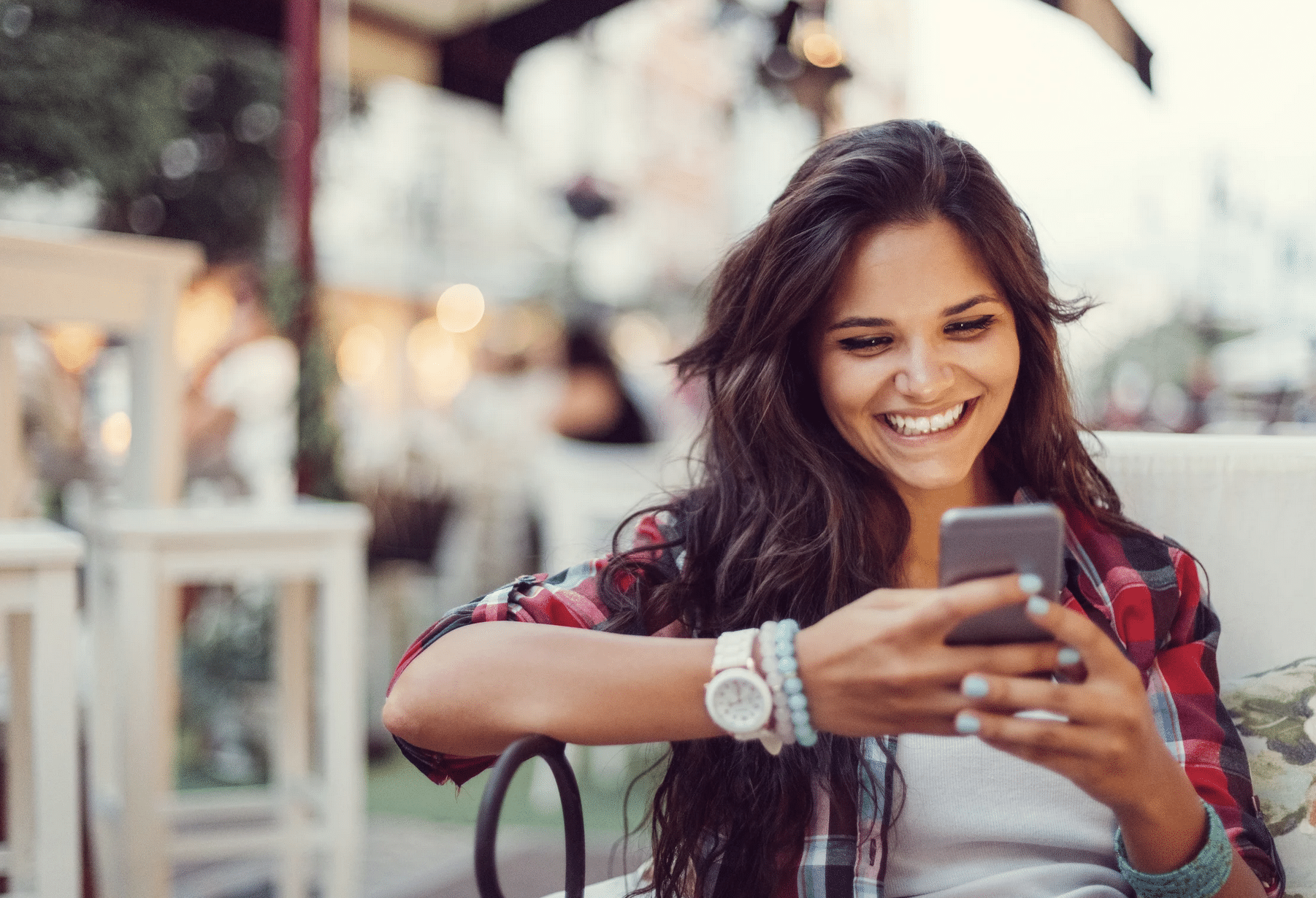 Frau freut sich über eine gute erste Nachricht eines Mannes