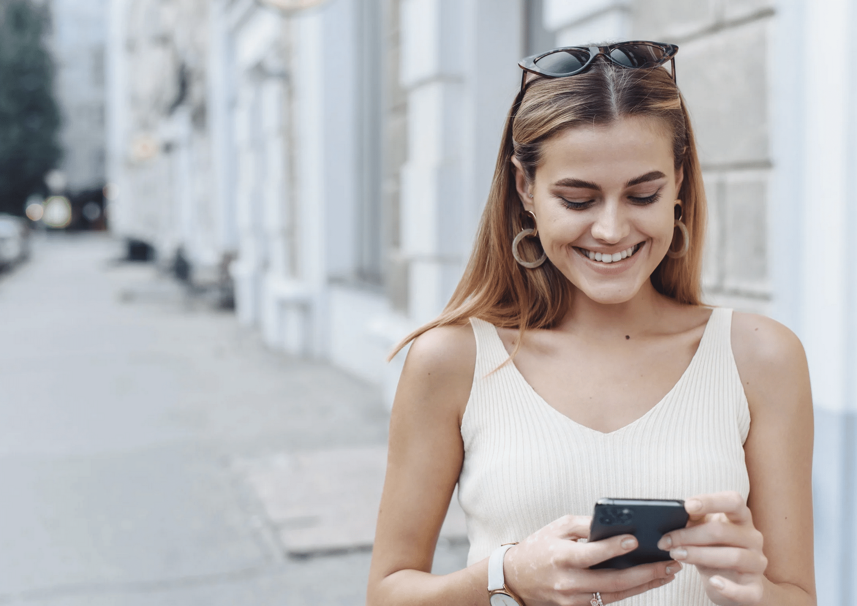 Frau freut sich über gutes Online Dating Profil