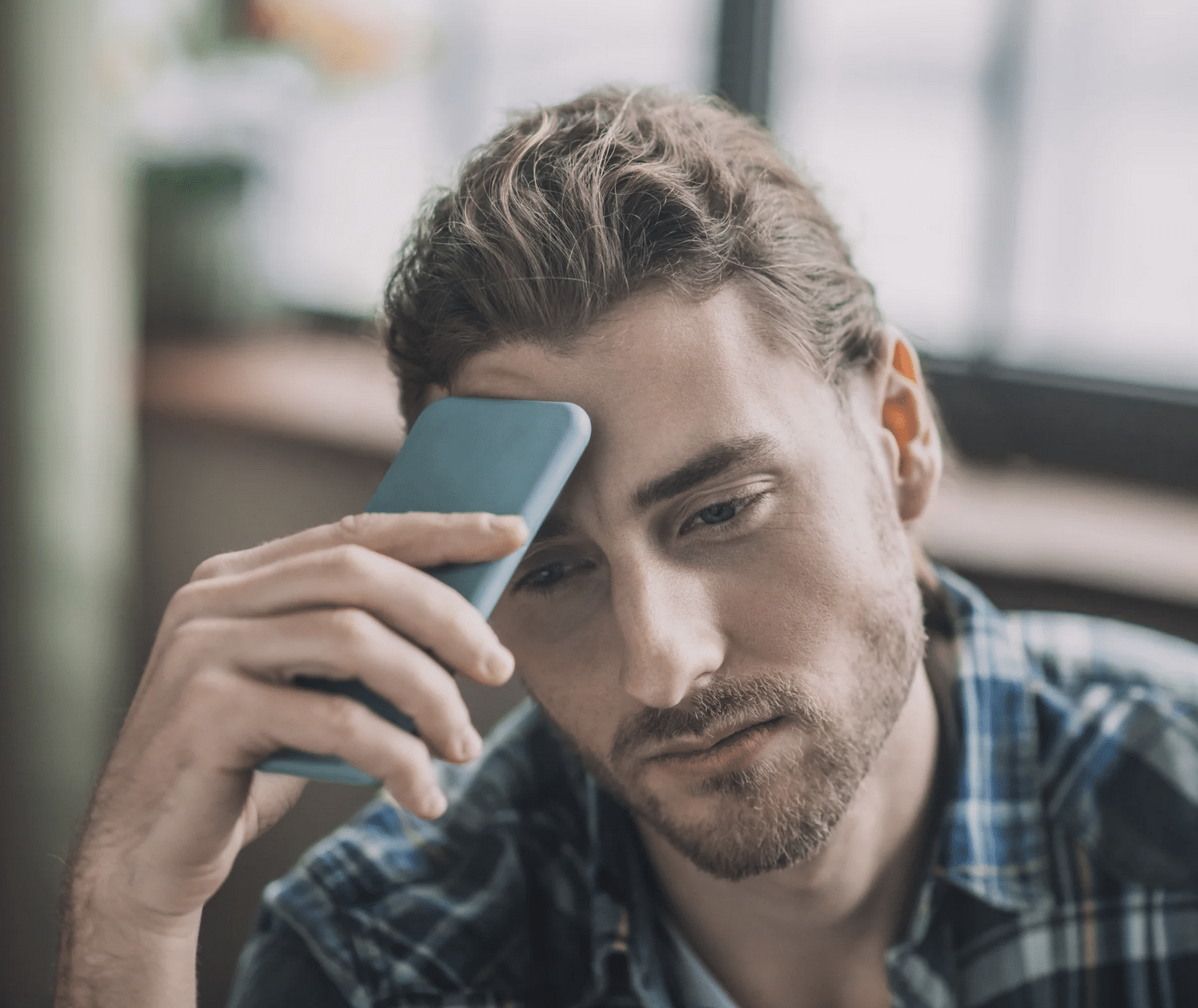 Mann ist frustriert weil er geghostet wird