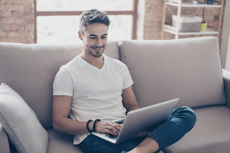 Mann weiß wie man Fehler beim Online Dating vermeidet