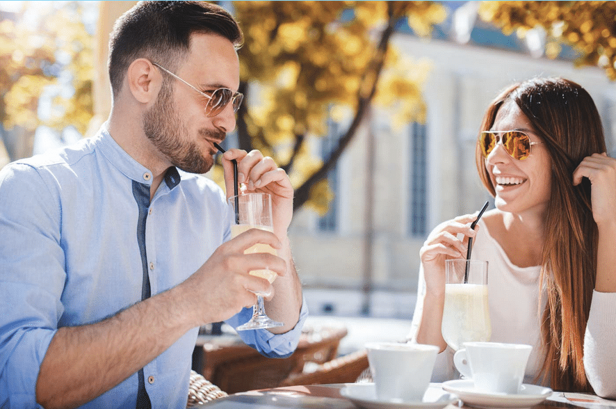 Paar trifft sich zum ersten Date in einem Cafe