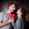 glückliches Paar durch Online Dating